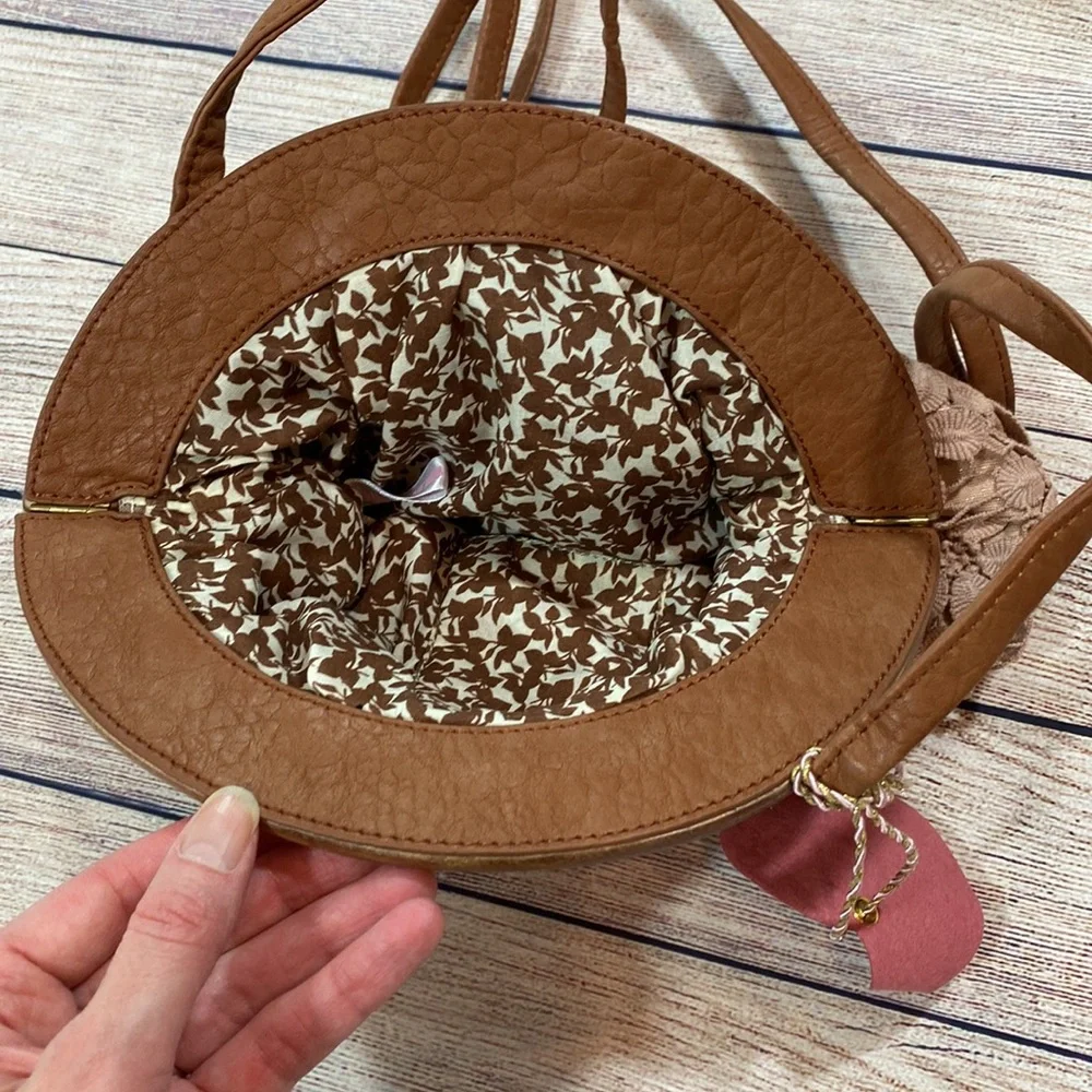 Vegan Beaumont Meadows Crossbody Bag from Ruche - Picture 4 of 7